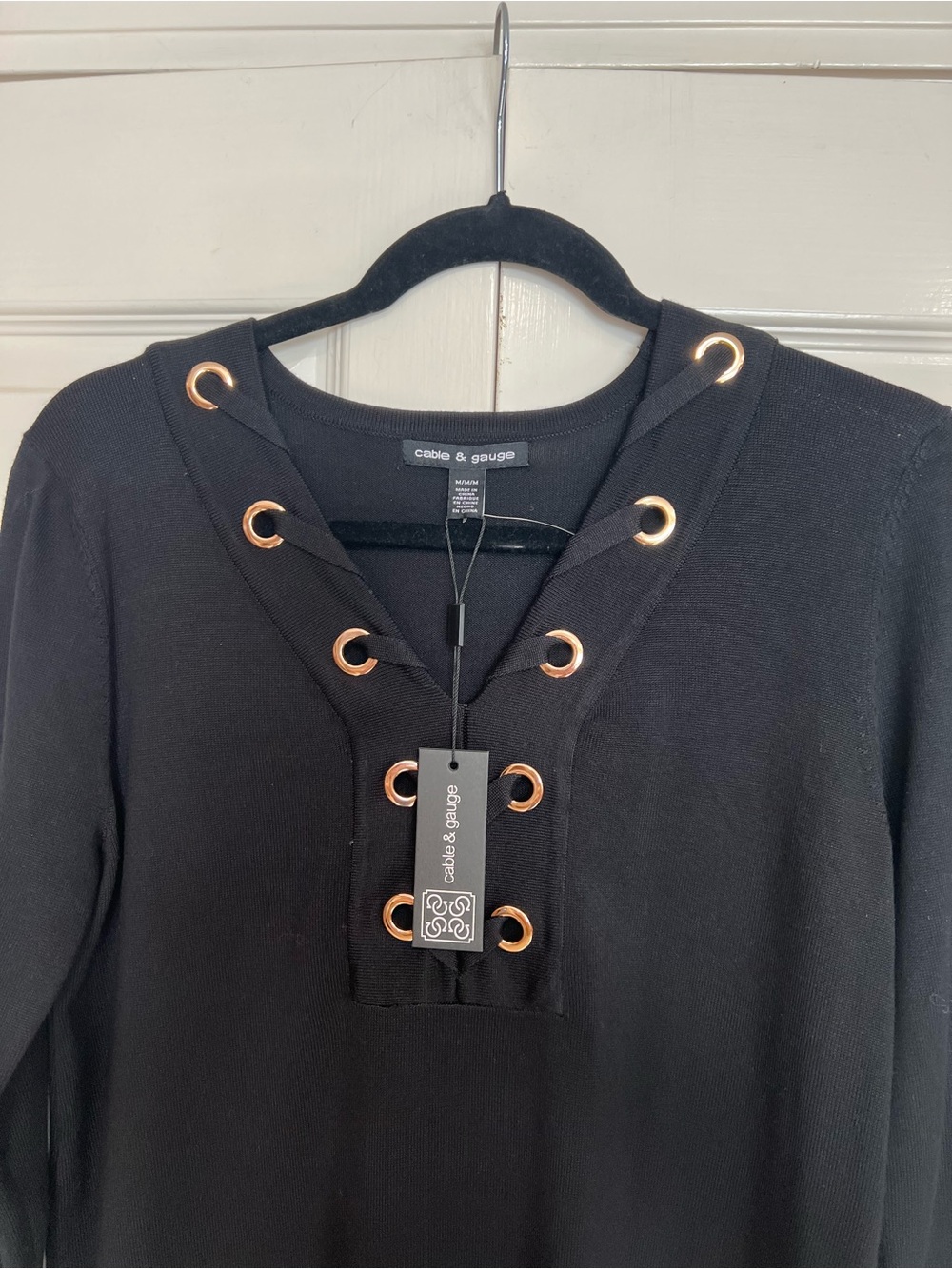 Cable & Gauge Women’s Black V-Neck Sweater with Gold-Tone Grommets Size M NWT